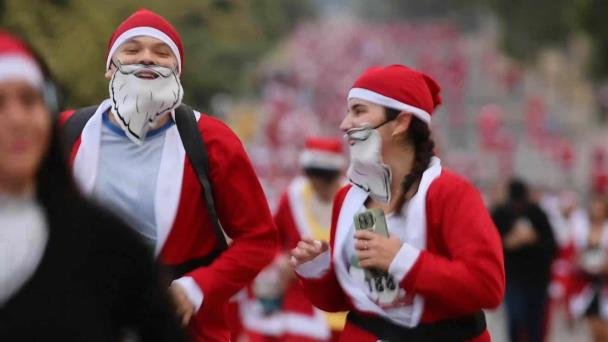 2.800 Papá Noel corren en México para preservar el espíritu navideño