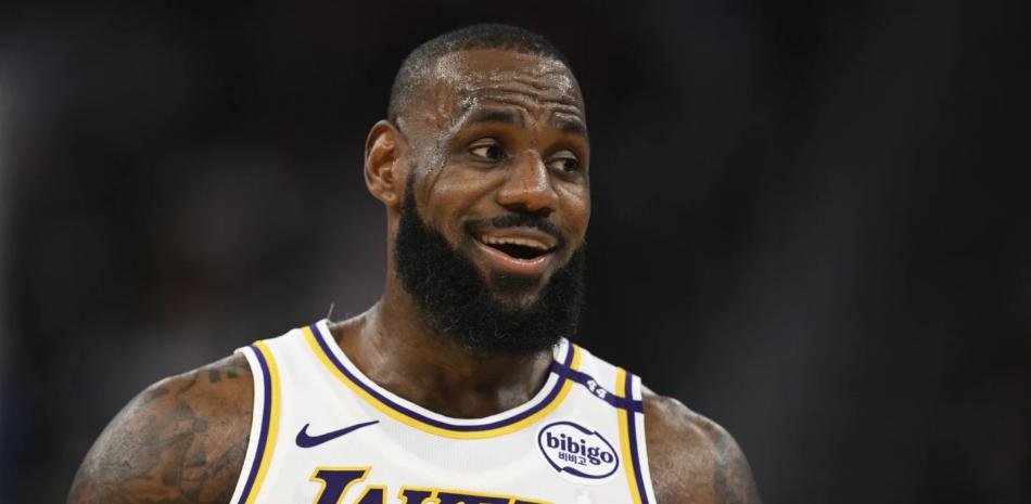 A sus 40 años, LeBron James dice que podría jugar “otros 5 o 7 años más”.