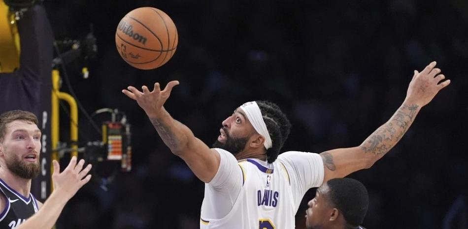 Davis y Lakers arruinan el debut del entrenador interino Christie con los Kings