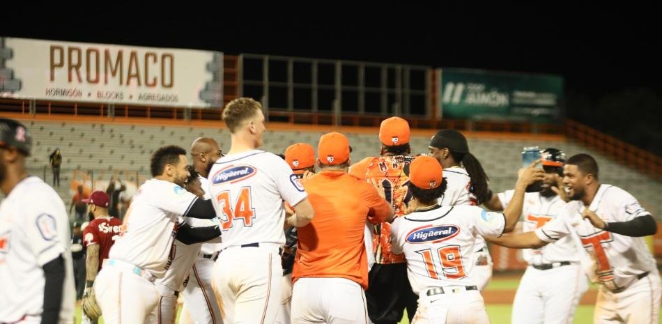elevado de Cristhian Adames le da a los Toros victoria 3-2 sobre los Gigantes