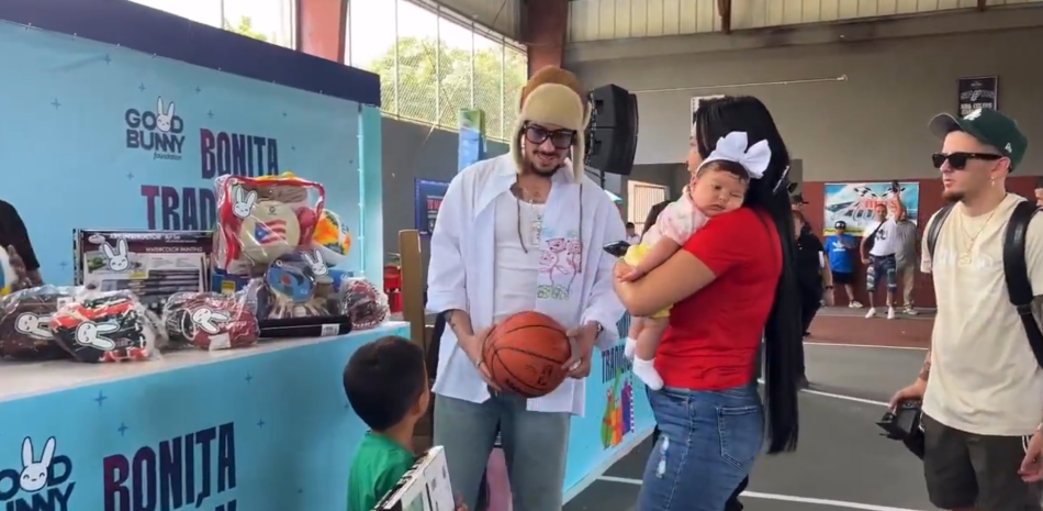 Bad Bunny entrega juguetes a niños de Puerto Rico por el Día de Reyes