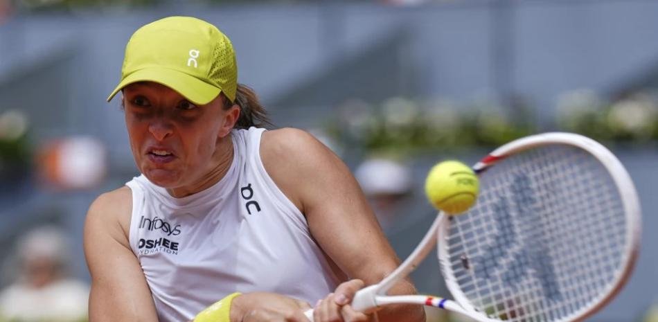 Swiatek se recupera de un 0-6 y supera las claves para avanzar a las semifinales en Open Madrid