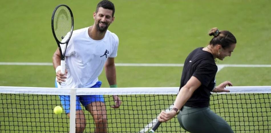 Djokovic interrumpe la conferencia de prensa de Sabalenka en Wimbledon para "aconsejarle"