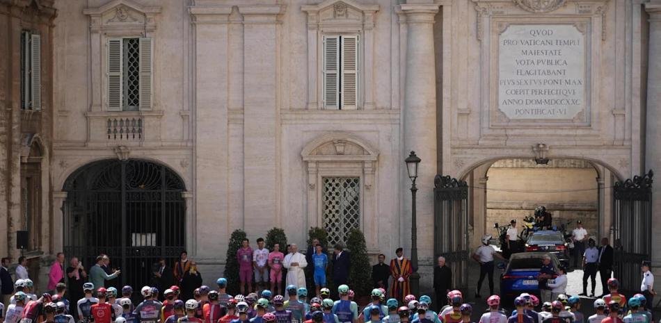 El Papa Leo XIV bendice a los ciclistas del turno antes de la etapa final