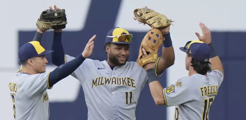 Chourio y Yelich conectan jonrones consecutivos en la Novena y los cerveceros vencen a los azulejos