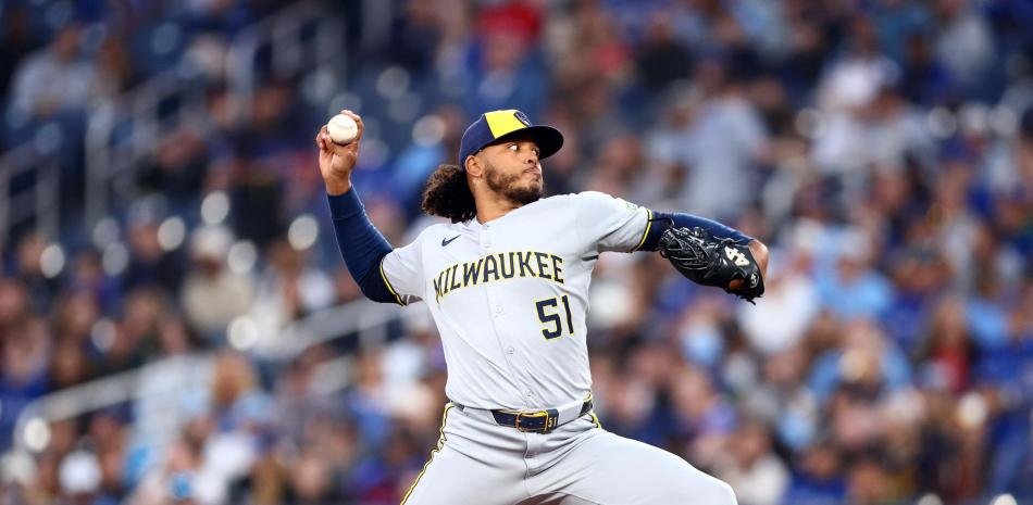 Freddy Peralta lanza seis en blanco y es el primero en alcanzar 16 victorias