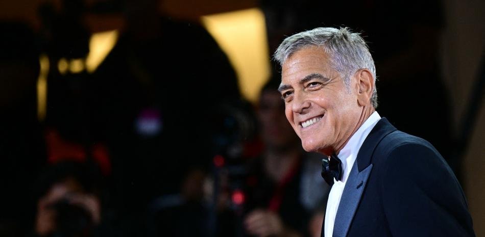 George Cooney y Emramacy Low Shine en Venecia sobre el agua