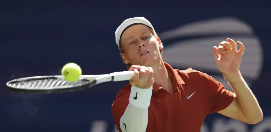 Jannik Sinner pierde su servicio y un set en el Abierto de Estados Unidos pero derrota a Denis Shapovalov