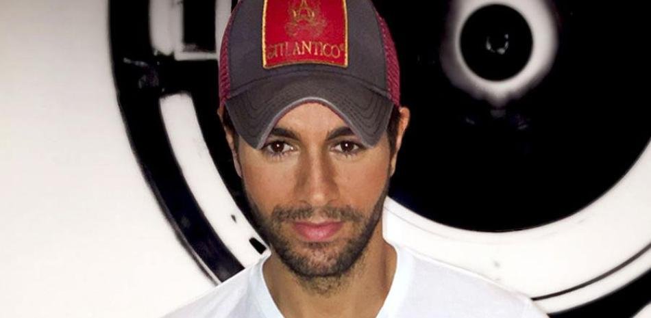La primera referencia de Enrique Iglesias se refiere a la llegada de su cuarto hijo