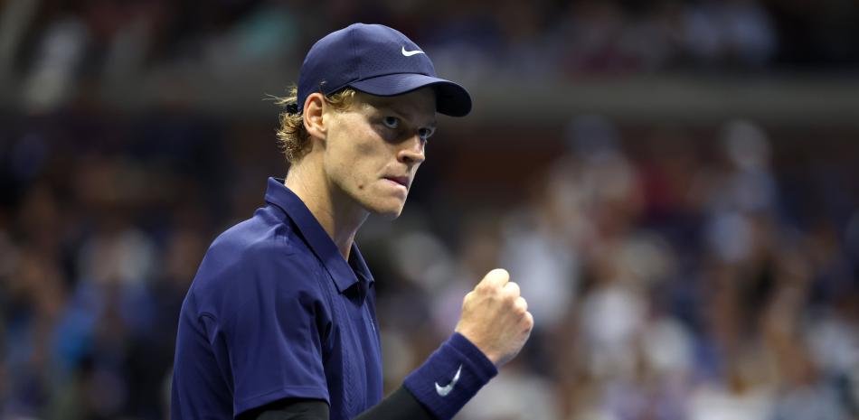 Un fanático intenta abrir la maleta Jannik Sinner después de su cuarta ronda en US Open